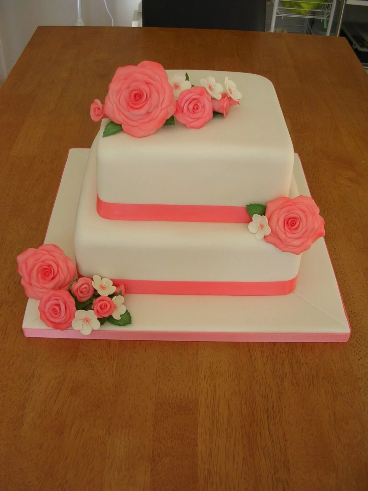 мастика торта гладкая. торт многоярусный на юбилей. торт в виде подарка. торт квадратный мастика. квадратный двухъярусный торт.