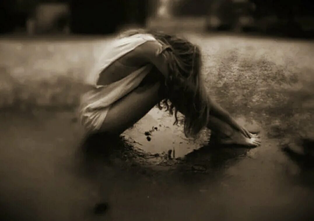 Девушкам очень больно. Одинокая девушка под дождем. Слезы боль. Слезы одиночества. Грустная девушка под дождем.