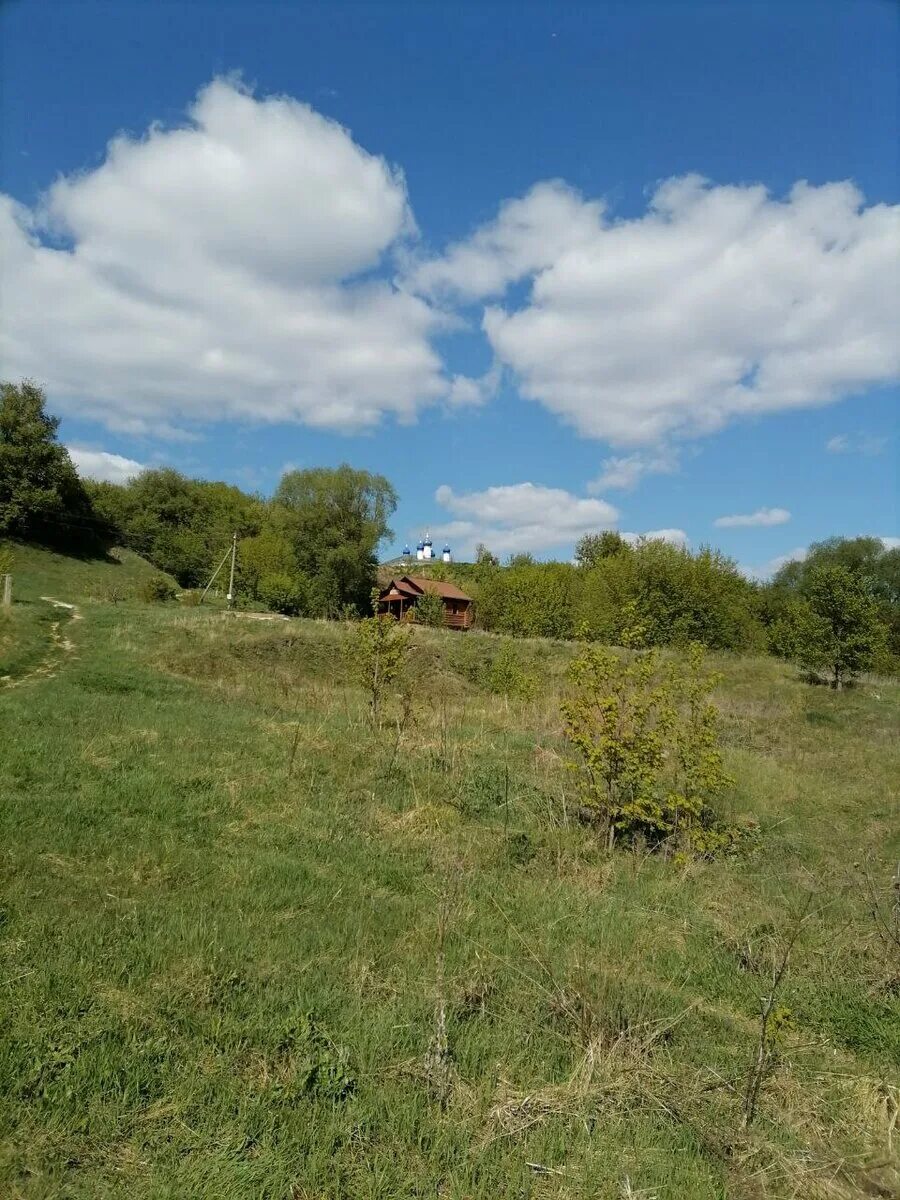 Татарск река. Домик у реки фото.