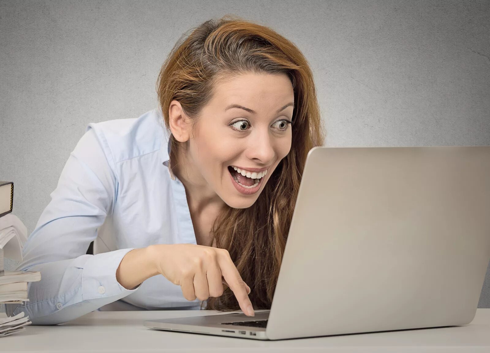 Женщина на работе. Девушка с ноутбуком. Девушка ноутбук удивление. Эмоции за компьютером. Эмоции в интернете