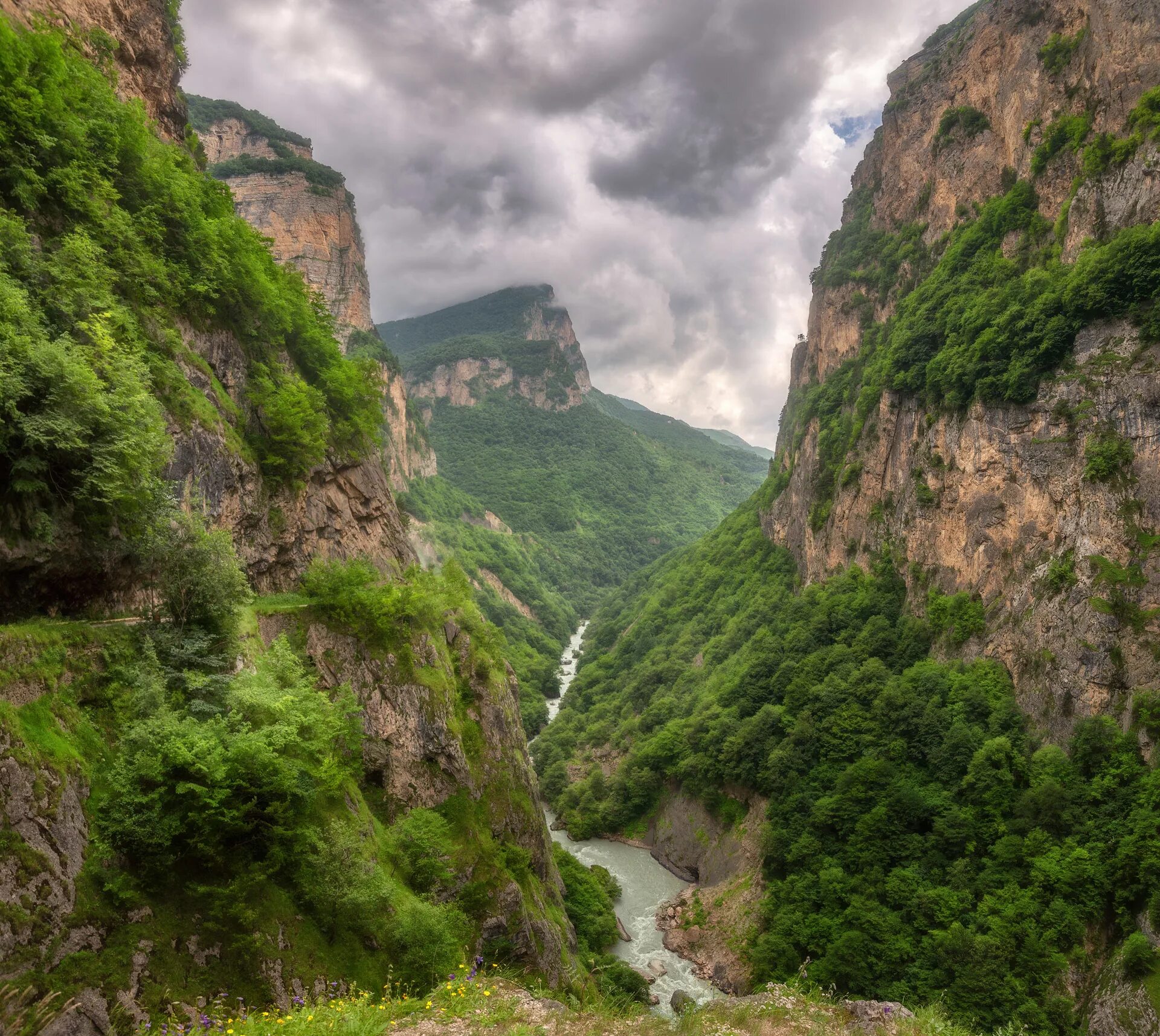 Ущелье руфабго адыгея. Узкое горное ущелье. Юпшарский каньон каменный мешок. Ущелье ааре. Юпшарский каньон каменный мешок.
