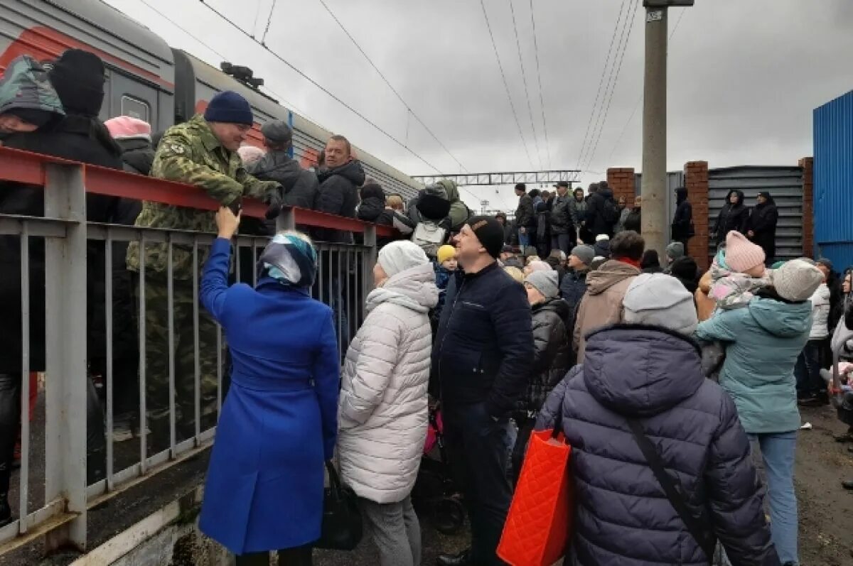 Новости мобилизованных когда домой насовсем вернут свежие. В Ярославле простились с мобилизованным. Мобилизованные прощание. Мобилизованные прощание с детьми. Прощание фото.