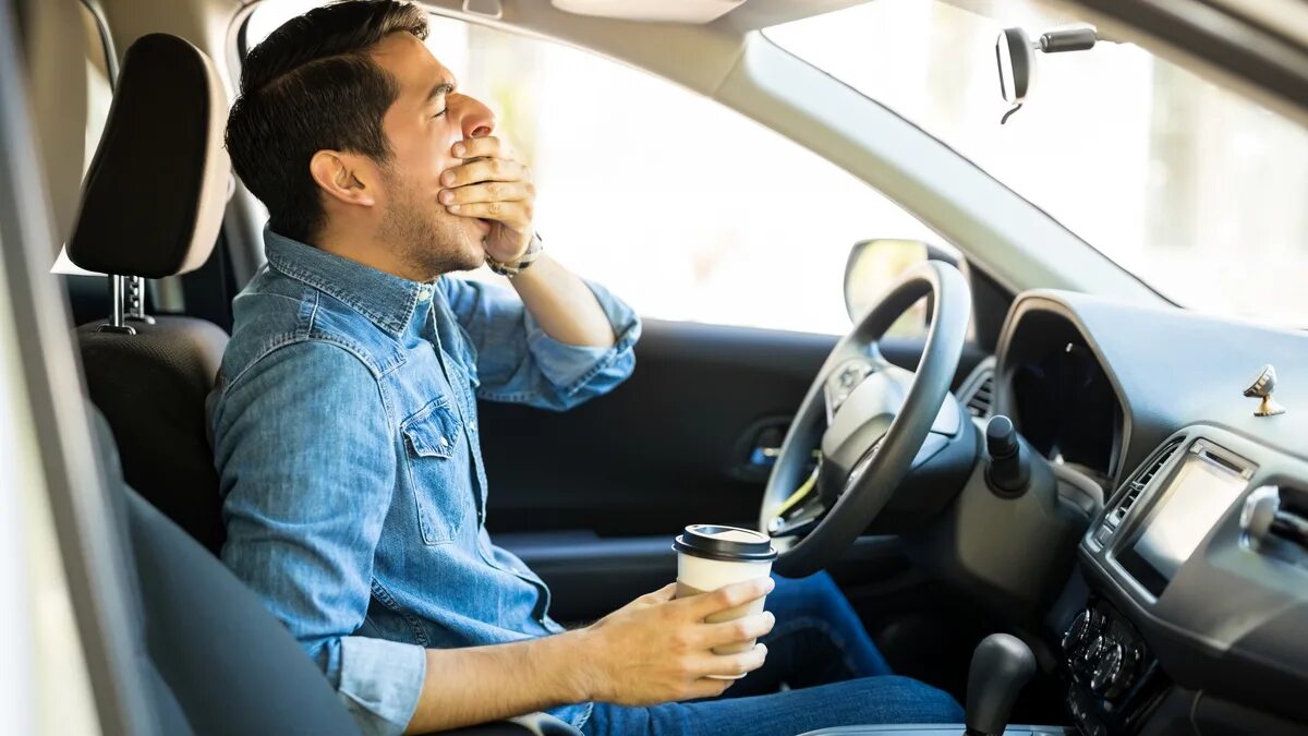 This drivers can. Сонный водитель. Водитель уснул за рулем. Уставший мужчина за рулем. Уставший водитель.