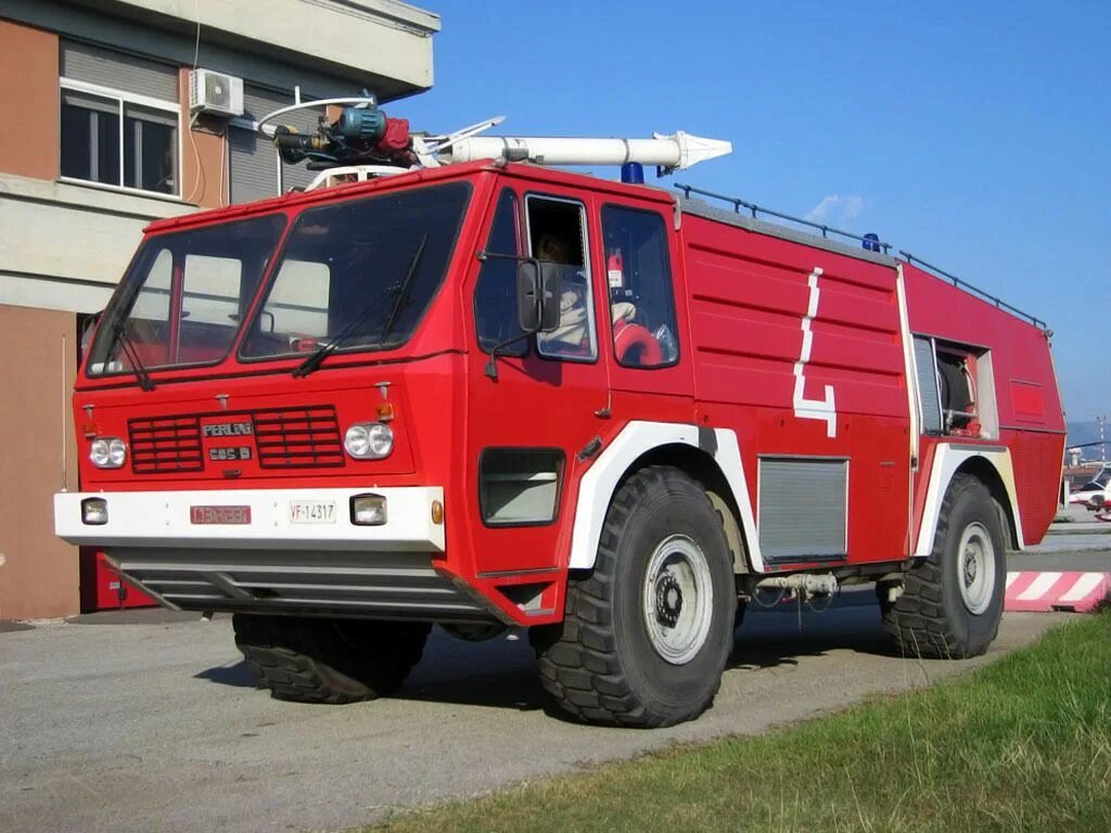 Трансмиссия пожарных автомобилей. Необычные пожарные автомобили. Пожарная легковая машина. Французский пожарный автомобиль. Сербия пожарная машина.