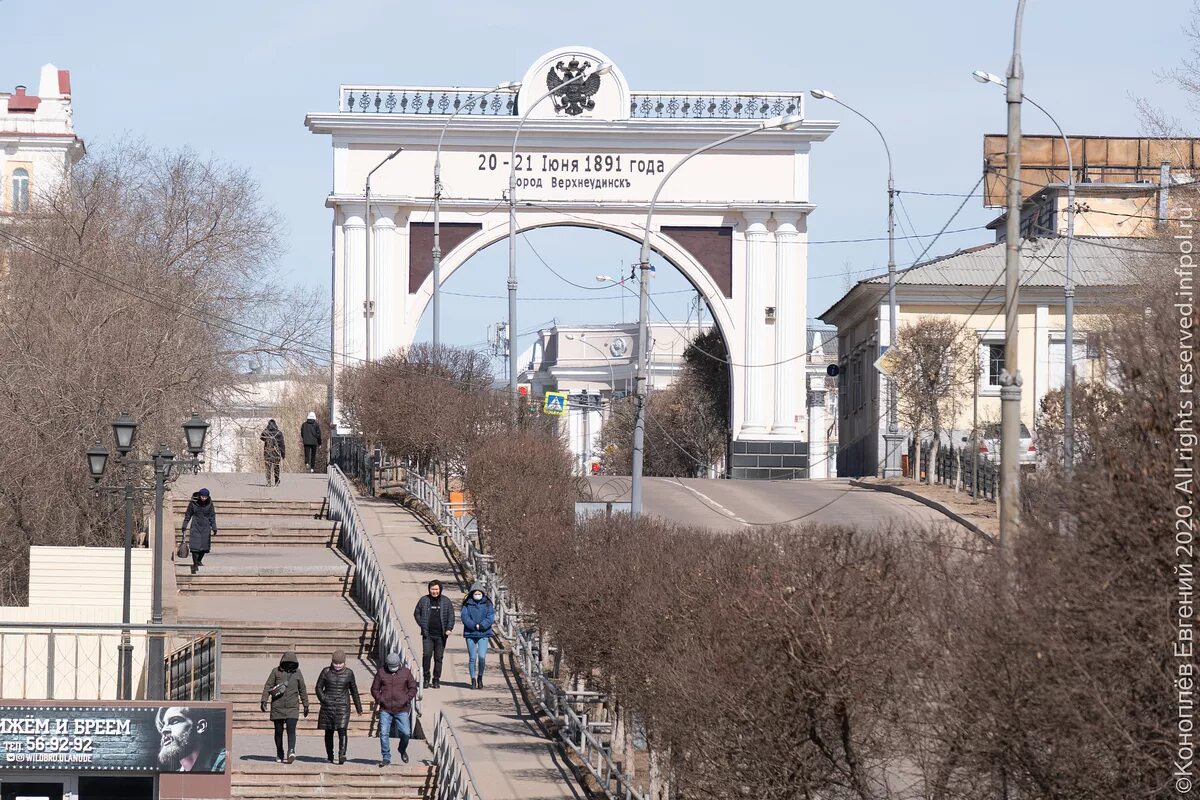 Улан удэ в апреле. Арка Улан-Удэ. Столица Бурятии Улан-Удэ. Привокзальная площадь Улан Удэ. Город Улан Удэ весной.