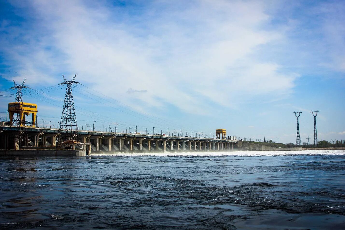 Волжская гэс область. Волгоградская водохранилище Волжская ГЭС. Плотина Волжской ГЭС. ГЭС Волжского Волгоградской области. Река Волга Волжская ГЭС.