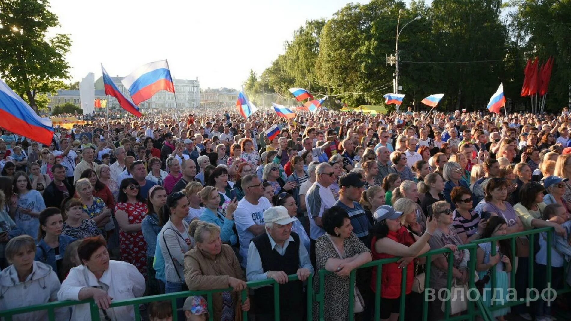 Все новости дня в россии. Праздничный концерт на площади. Жители России. 12 Июня день России 2022. С днем России фото.