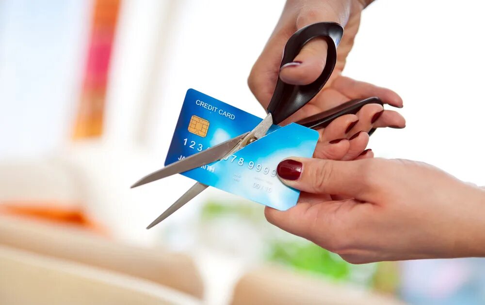 Техника кредитной картой. Разрезанная банковская карта. Ножницы кредитка. Кредитная карта. Сломанная кредитка.