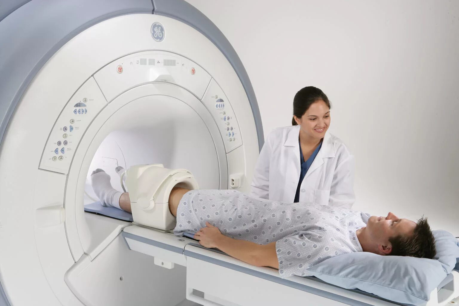 Магнитно-резонансная томография коленного сустава. Мрт колена. Мрт коленного сустава. Можно ли делать мрт с пластинами