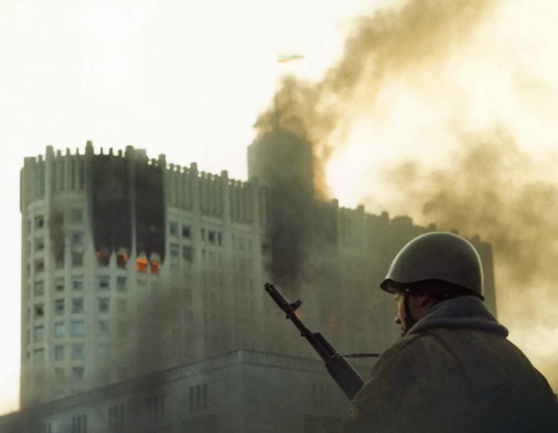 Осада останкино. Горящий белый дом в Москве 1993. Белый дом Москва 1993 обстрел. Штурм дома правительства 1993. 1993 Белый дом расстрел.