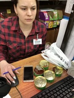 Работники магазина красно белое