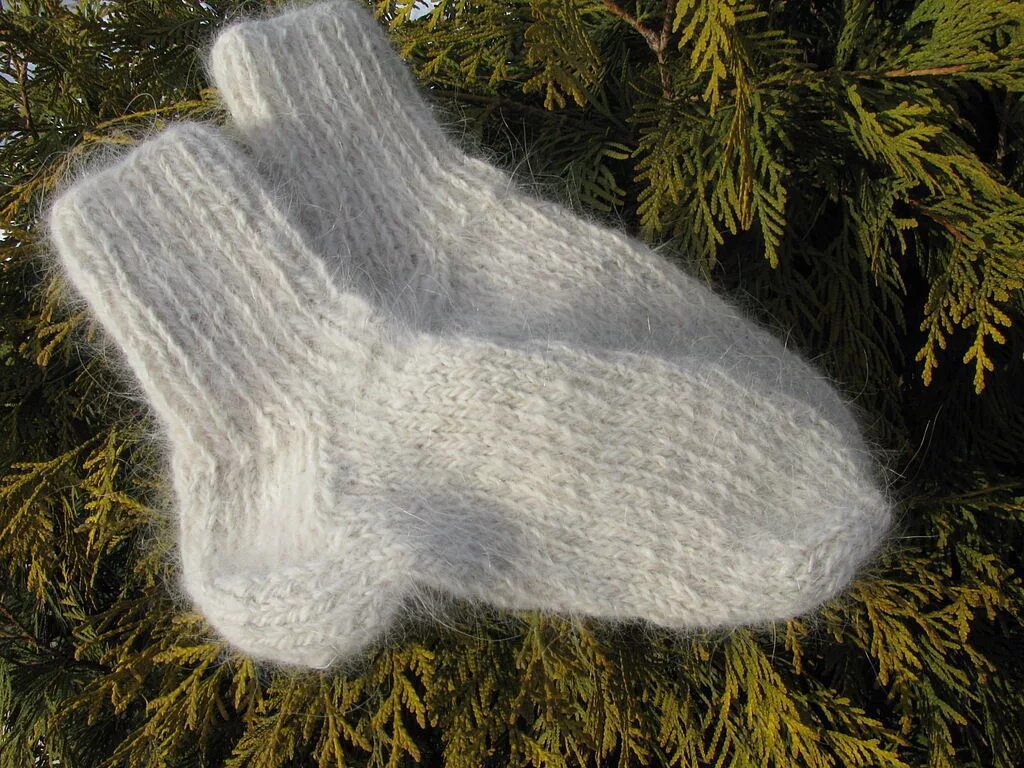 Шерстяные носки. Носки из шерсти. Вязаные носки из овечьей шерсти. Белые шерстяные носки.