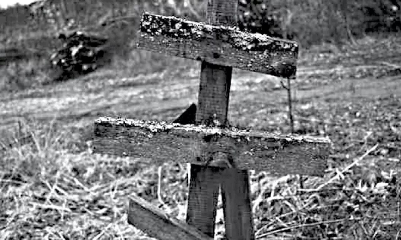 Бегущая могила слушать. Могильный холмик с крестом. Безымянная могила. Старый деревянный крест. Крест на неизвестной могиле.