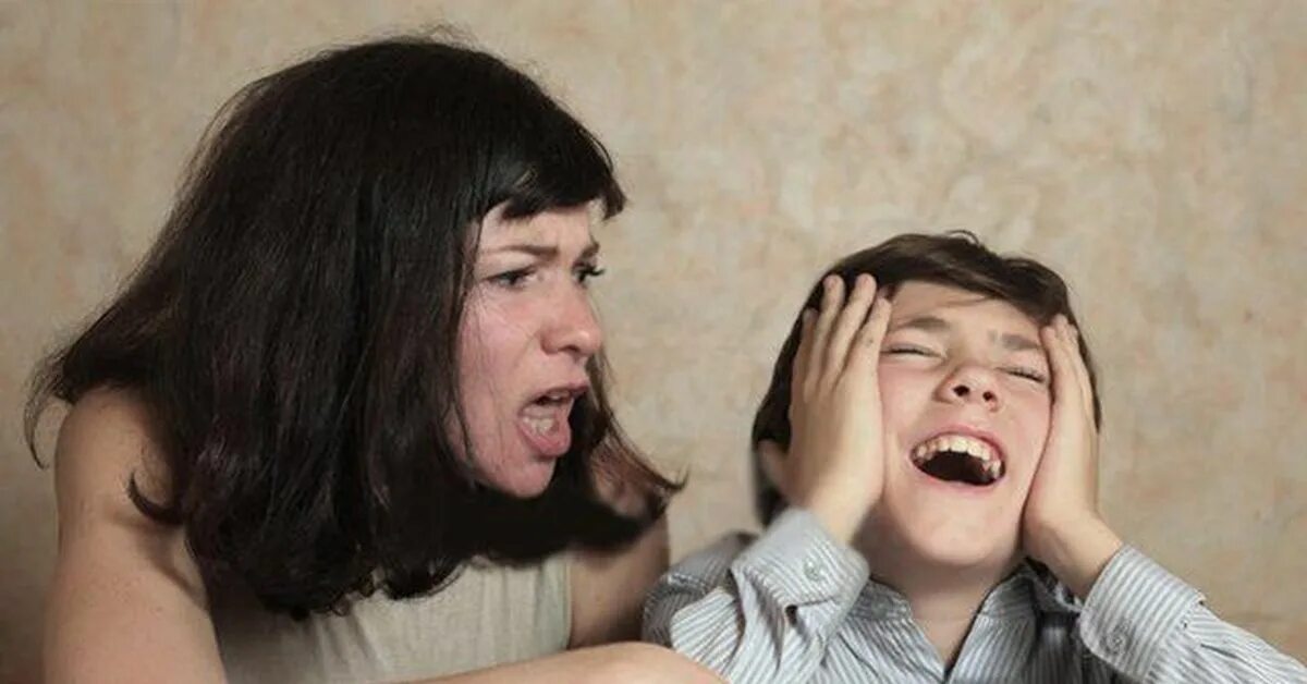 Родители кричат на ребенка. Мама кричит на ребенка из за уроков. Злые родители.