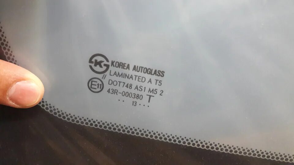 Маркировка на оригинальном стекле мазда сх5. Xyg атермальное лобовое insignia стекло. Agc стекло лобовое 43r-006261. Стекло agc сузуки гранд витара. Как отличить оригинальное стекло.