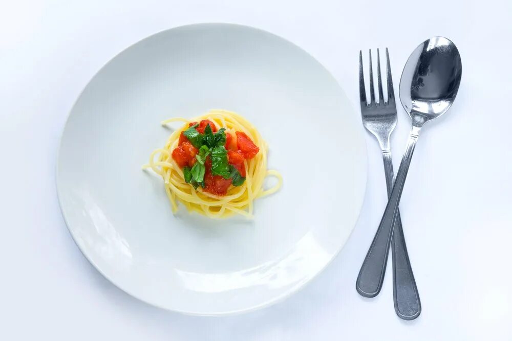 Королевская кухня: 6 секретов питания Елизаветы II. Мало еды на тарелке. Маленькая тарелка с едой. Маленькая порция еды. Мизерная порция света