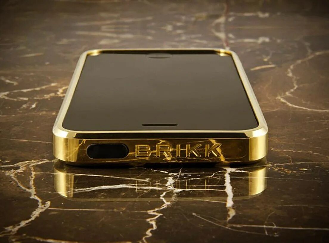 Золотой кейс. Iphone 13 золотой. iphone 5 gold case. iphone 5 black diamond. смартфон из золота.