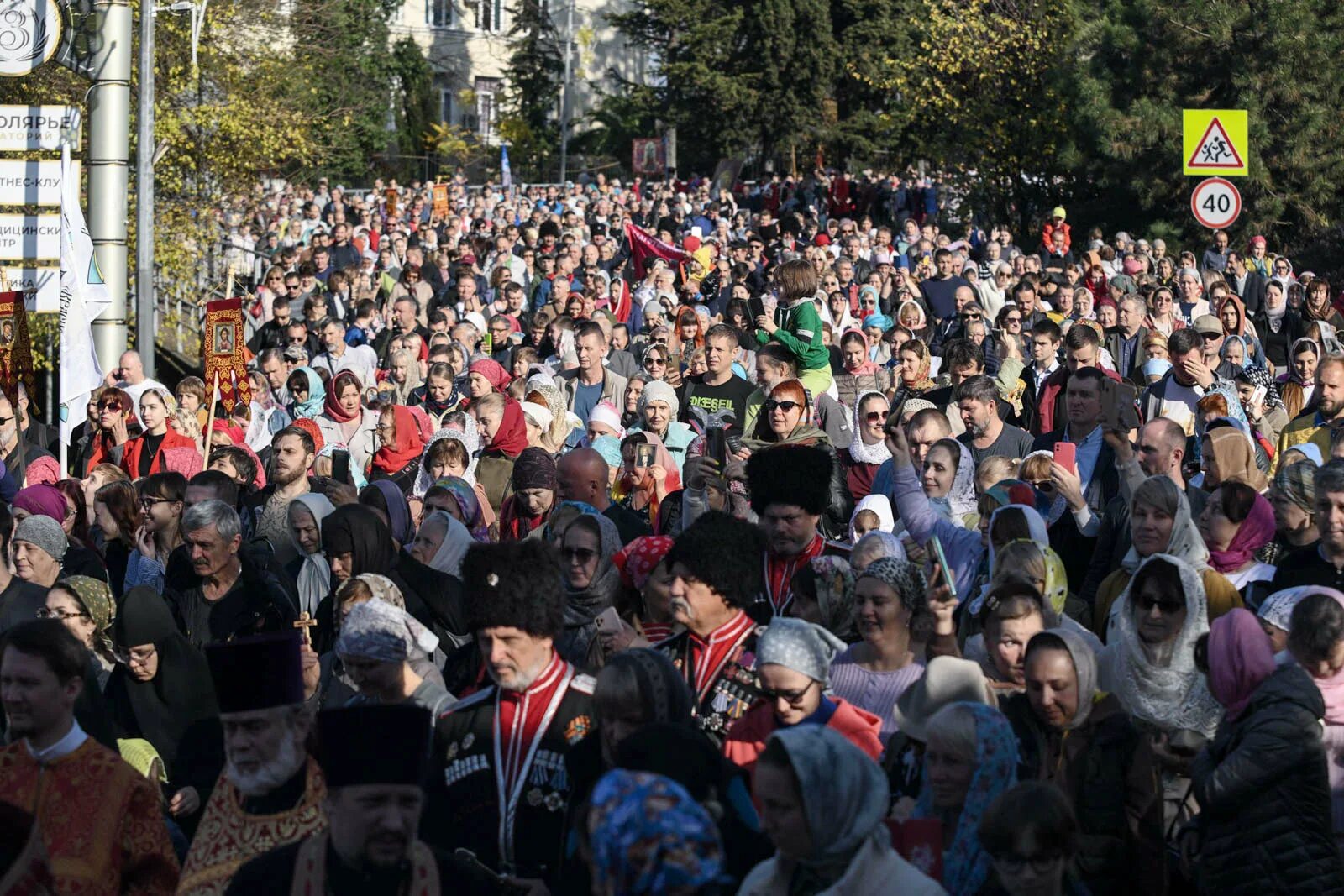 Ход сегодня. Крестный ход в Сочи 2022. Крестный ход Сочи 20 ноября. Сочи крестный крестный ход 2022 21 ноября. Крестный ход флаги Византии Путин.