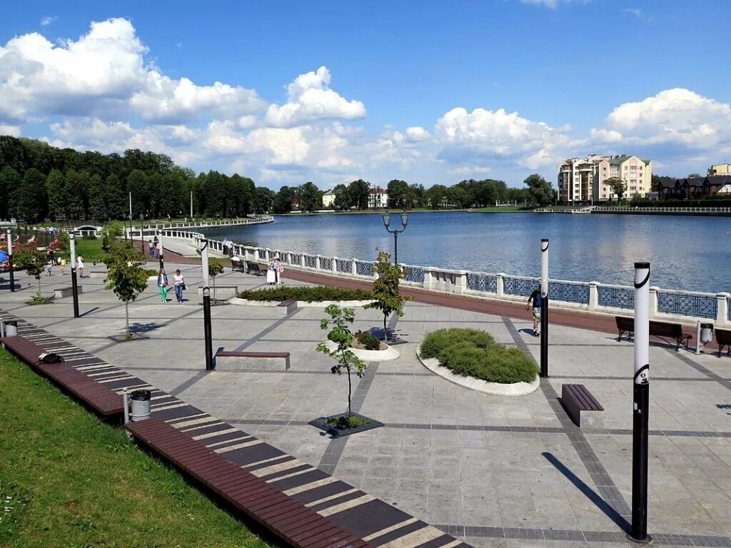 В каком городе находится набережная у озера. Набережная верхнего озера калининград. набережная верхнего пруда калининград. верхнее озеро калининград. парк на верхнем озере калининград.