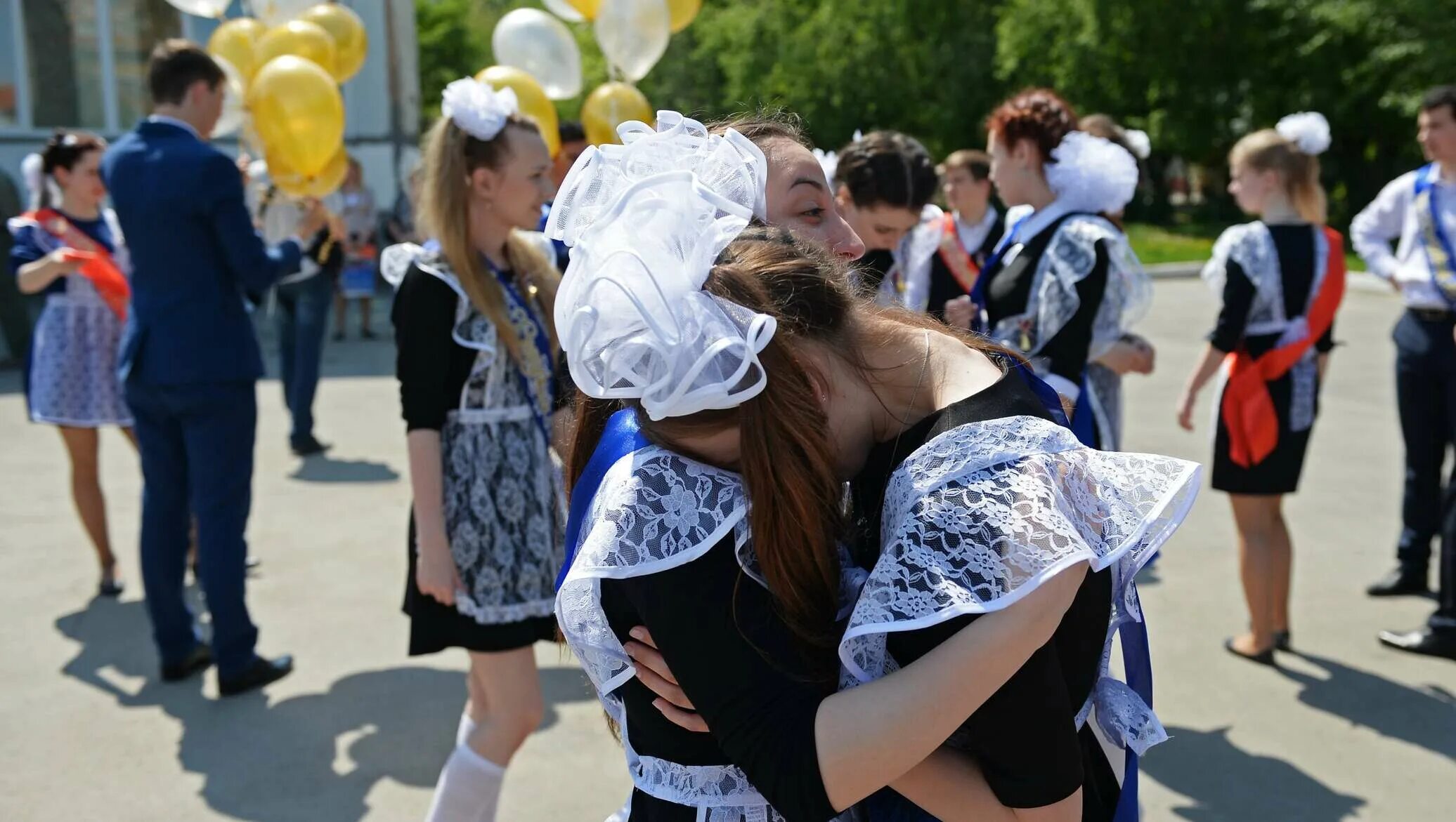 Последний звонок. Фотосессия последний звонок. Грустный выпускной. Выпускники школы последний звонок. Последний звонок и школьный урок