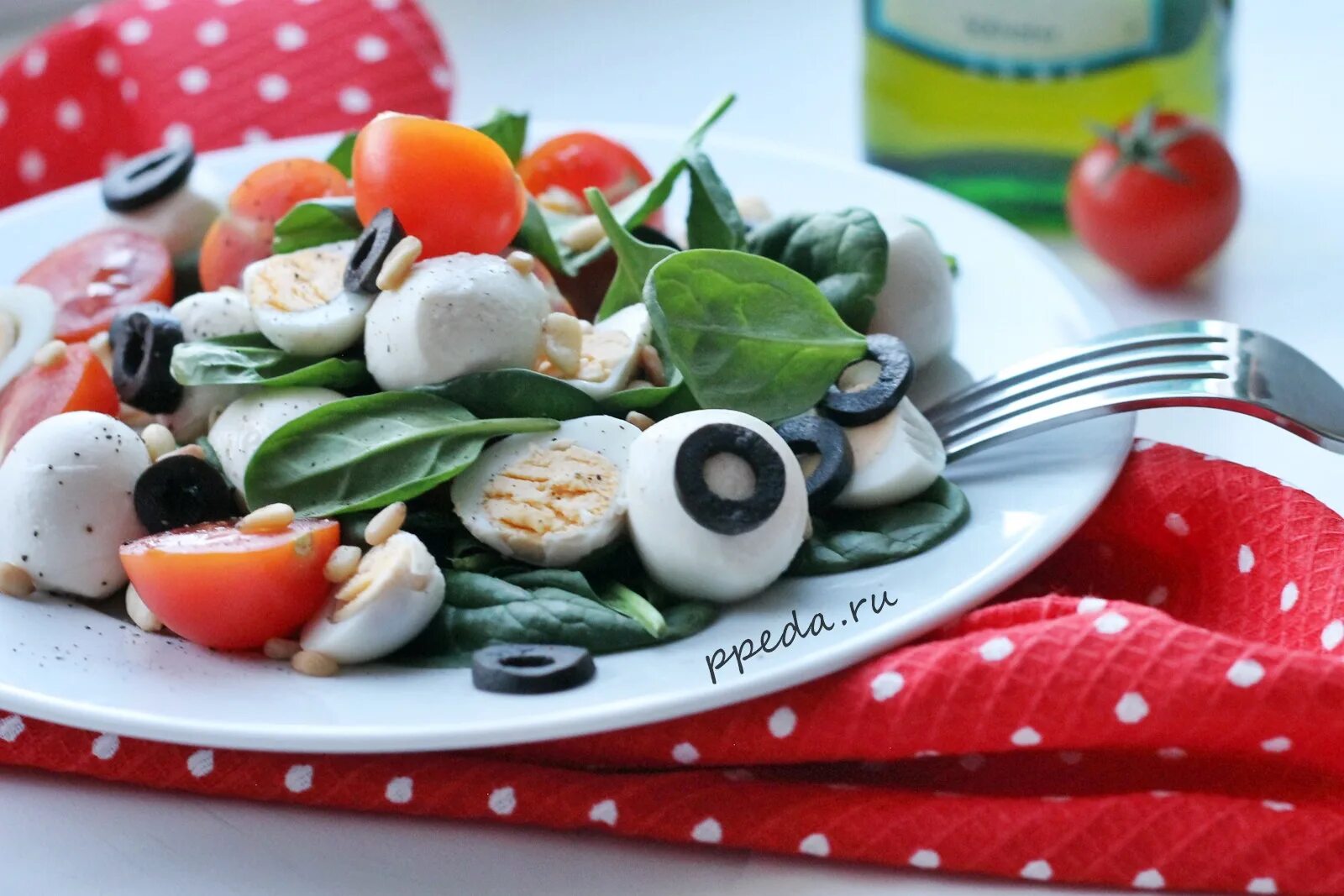 Капрезе с базиликом. Томато моцарелла салат. Салат моцарелла базилик. Салат черри моцарелла базилик. Салат помидоры черри моцарелла.
