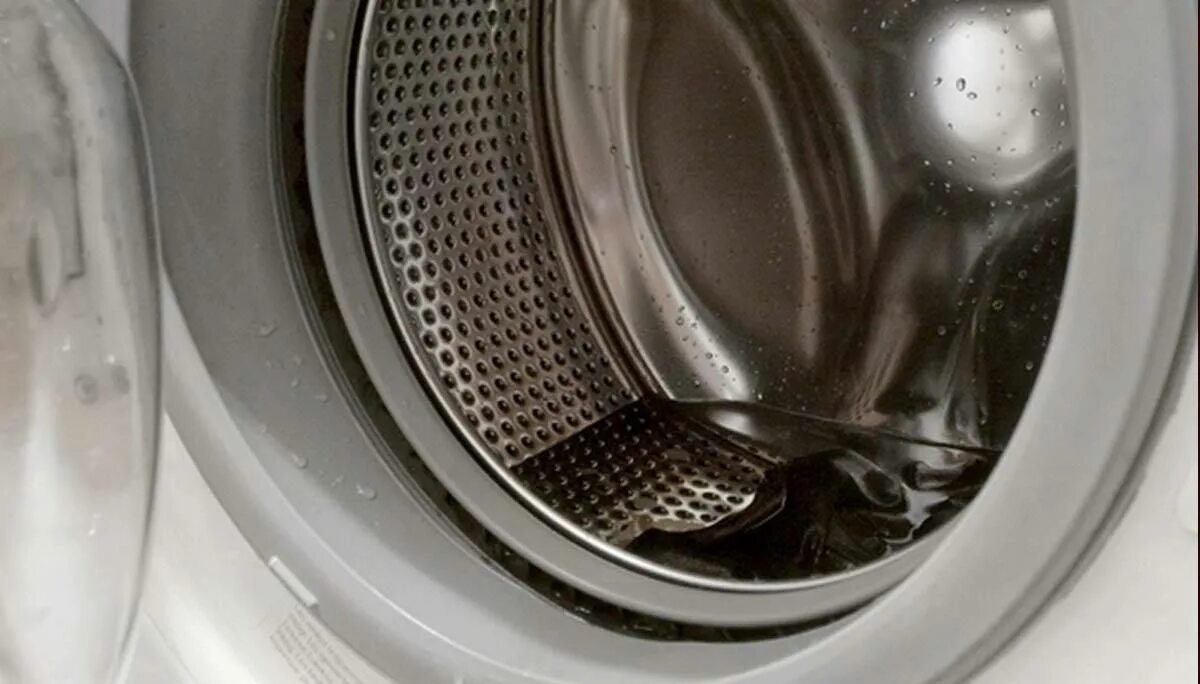 Почему появляется вода в стиральной машине. Барабан машинки лж. Стиральные машины Канди Индезит коррозия. Вода в барабане стиральной машины.