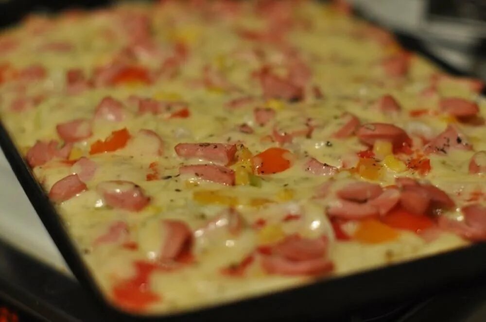Тесто для домашней пиццы на кефире. Быстрая пицца в духовке на кефире. Пицца на кефирном тесте. Жидкое тесто для пиццы в духовке. Жидкое тесто для пиццы в духовке на Протвине.