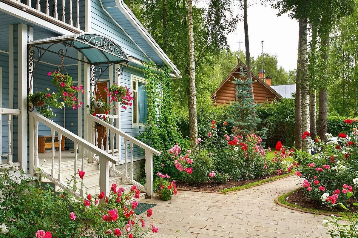 Загородные дома летом. Красивая дача. Загородная дача. Домик в саду. Красивый домик с садом.