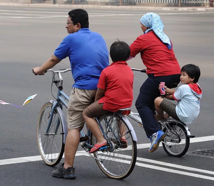 штрафует велосипед. велосипедист нарушитель. велосипед на переходе. на велосипеде по тротуару. дети велосипедисты на дороге.