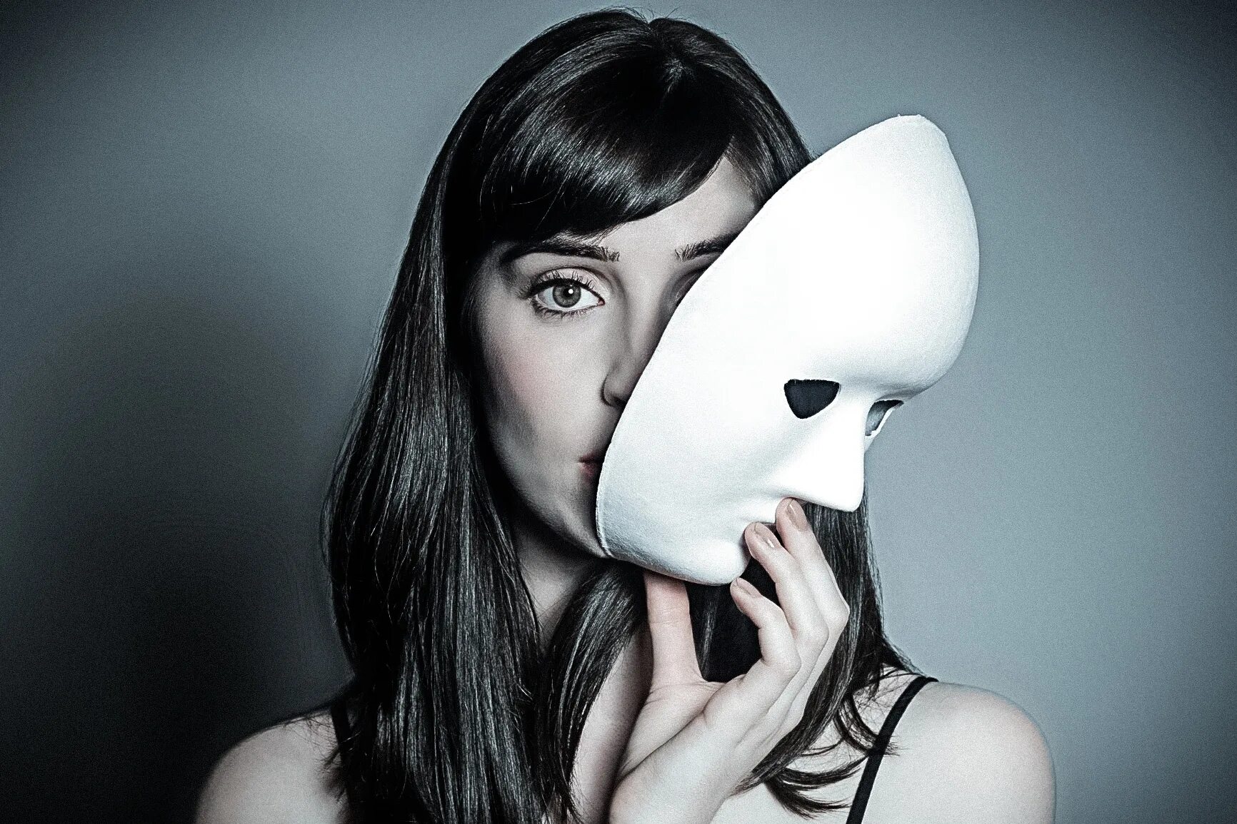 Женское лицо под маской. Девушка в театральной маске. Загадочная маска. Под маской женщины. Маска фэнтези.