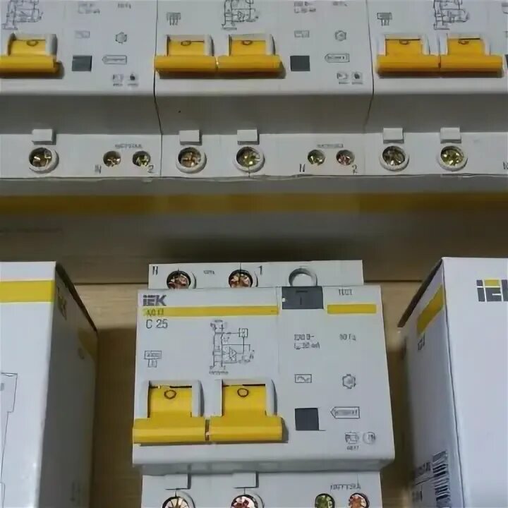 Какое iek или. Автоматы иэк новая комплектация. диффавтомат. siemens блок доп контактов. электроаппарат iek новая.