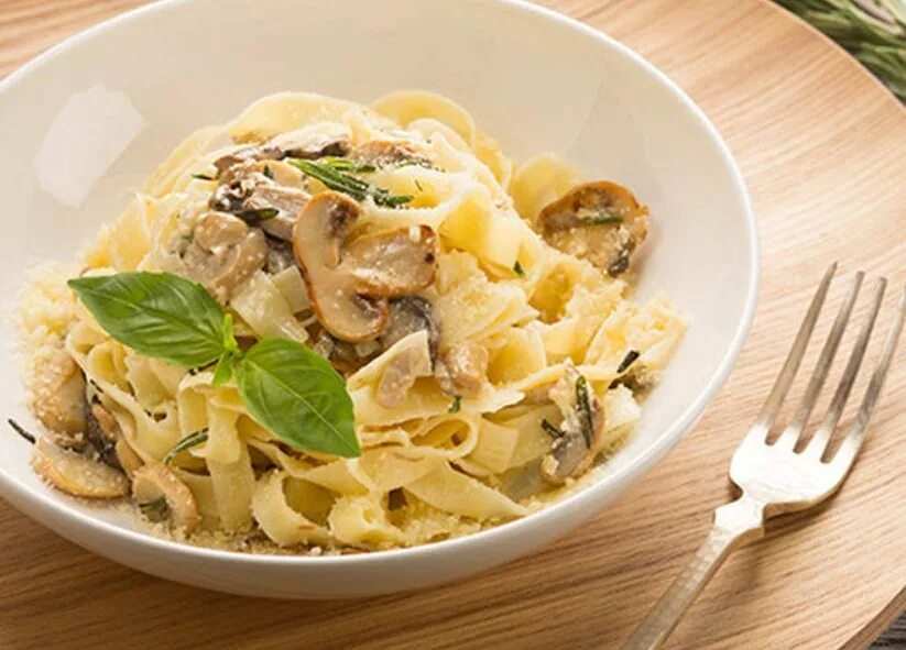 Паста фетучини с соусом альфредо. Фетучини рецепты. Паста феттучини с грибами. Фетучини с курицей в сливочном соусе. Фетучини виттория.