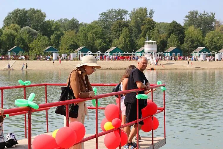 Вода курганинск. Пляж две зари Курганинск. Центральный пляж Курганинск. Курганинск пляж 2022. Город Курганинск городской пляж.