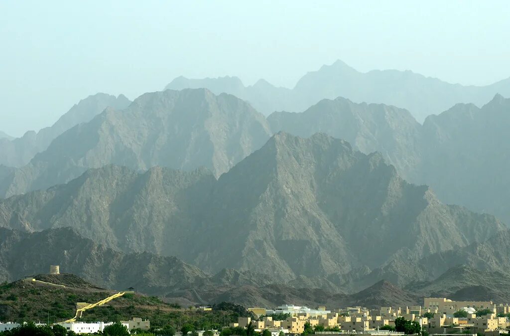 Горы в дубае. Горы Хаджар ОАЭ. Гора Джебель Хафит. Аль-Айн. Горы Хатта Дубай. Хаджарские горы Оман.