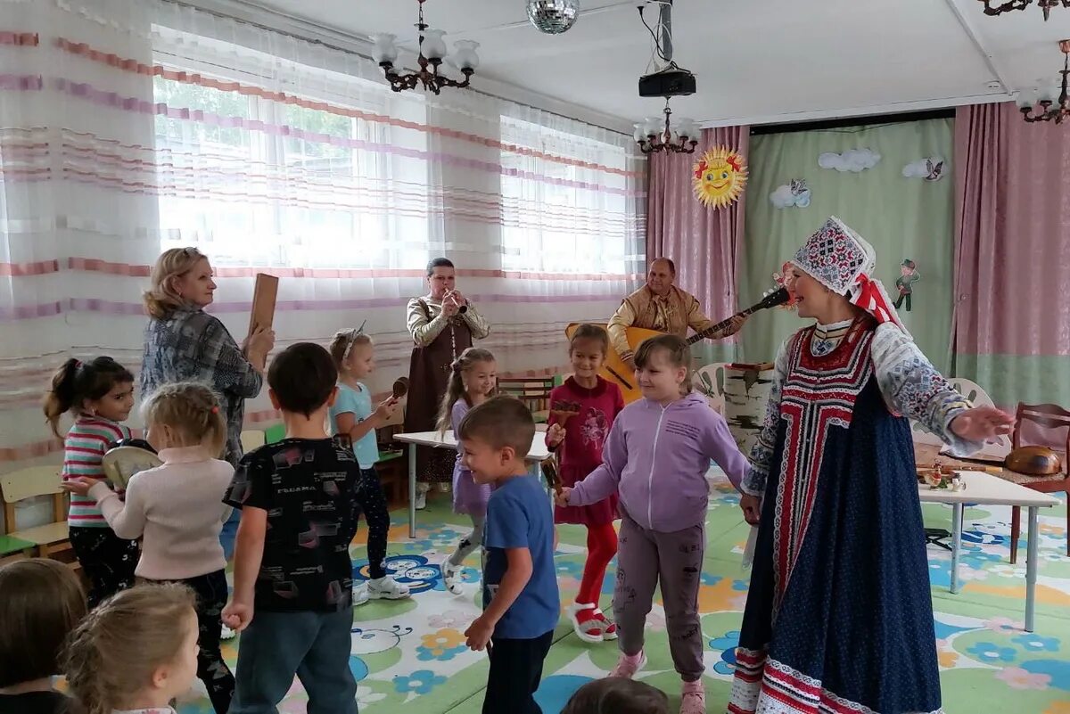 В гости в детский сад. В гости в детский сад. В гости в детский сад. Приветствие для детей в детском саду. В гости в детский сад.