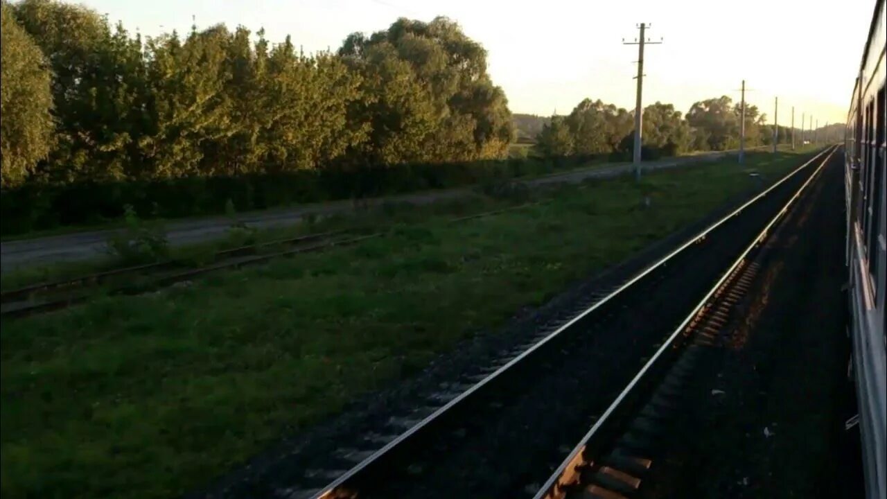 Москвича увидевшего липецк из окна поезда доставили. Самара из окна поезда. москва из окна поезда. станция из окна поезда. наушки из окна поезда.