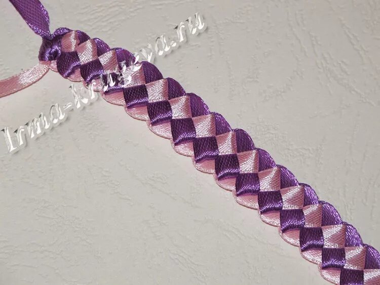 фенечки из ленточек. браслет из ленточек. фенечки из атласных лент. плетеные браслеты из ленточек. плетеные браслеты из ленточек.