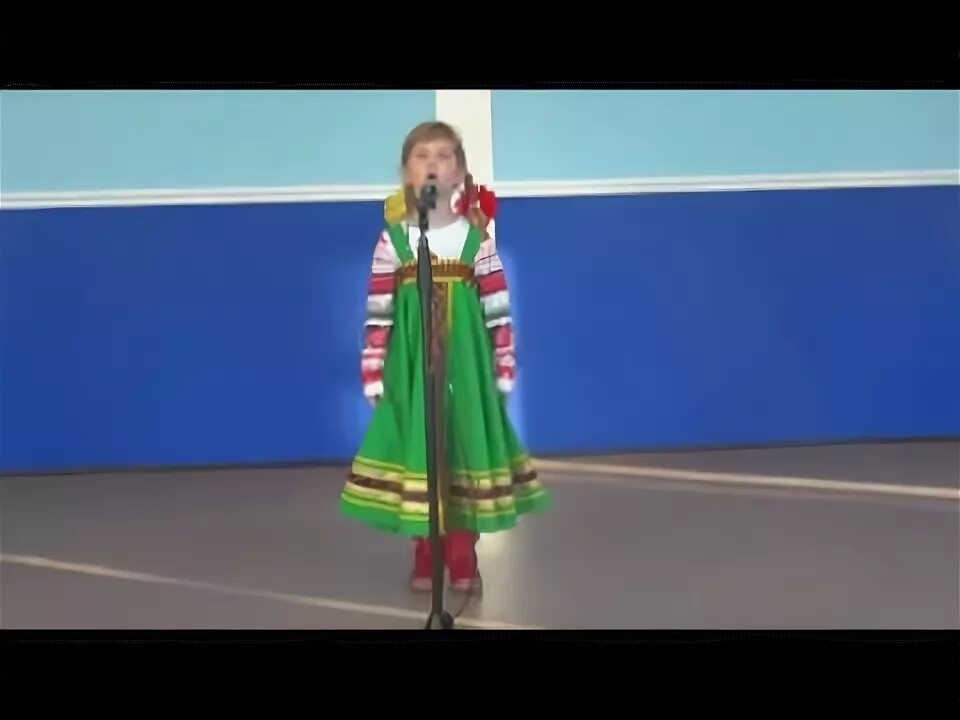 Вошла в избу девица песня. Песня вошла в избу девица. вошла в избу девица. песня вошла в избу девица двери распахнула слушать.