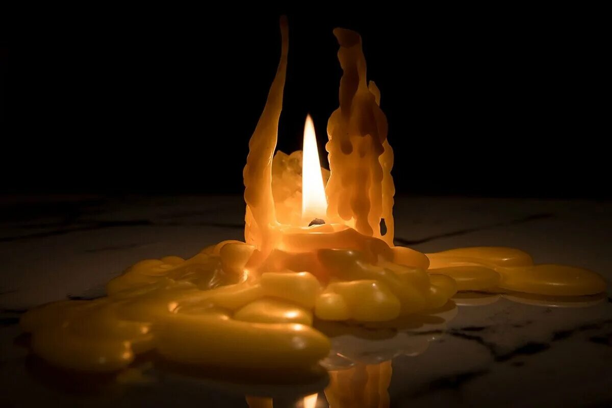 Свеча горит в комнате. Расплавленный воск свечи. Оплавленная свеча. Огарок свечи. Расплавившаяся свеча.
