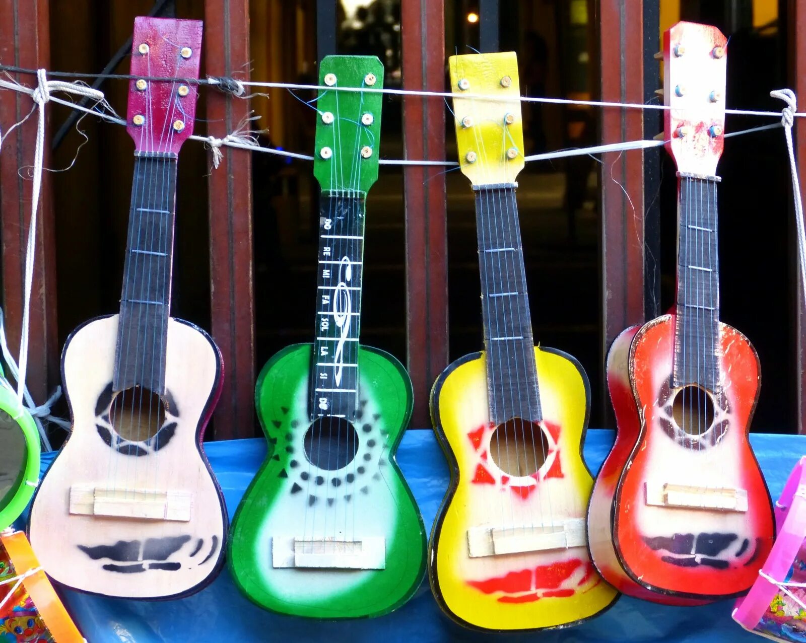 Вид мексиканской гитары четыре по испански. Мексиканский гитарист виртуоз. Музыканты мариачи. Национальный инструмент мексики. Разрисованная гитара.