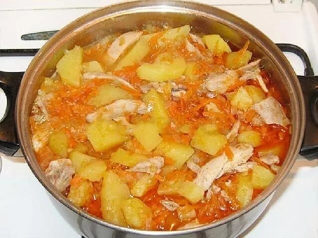 Тушеная картошка с голенью. Картошка с курицей в кастрюле. Тушеная картошка с овощами. Тушёная картошка с курицей в кастрюле. Тушеная картошка.