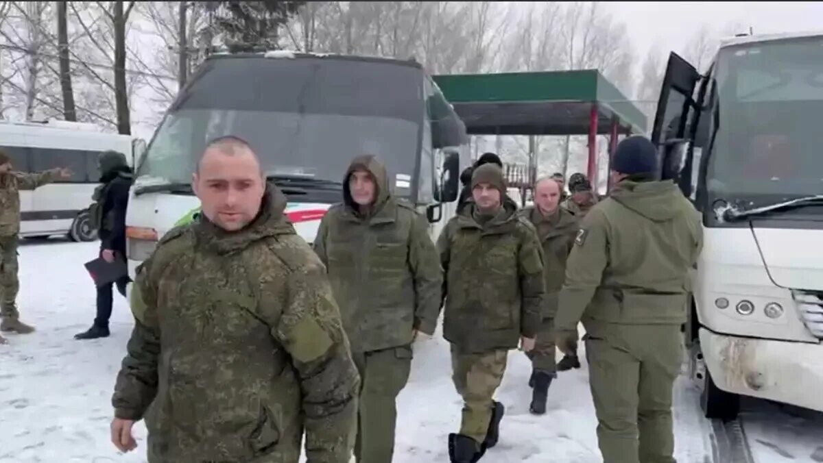 Поенные российские военные. Россия и Украина обменялись пленными военнослужащими. Пленные украинские военные. Российский солдат. Обмен военнопленными апрель 2024