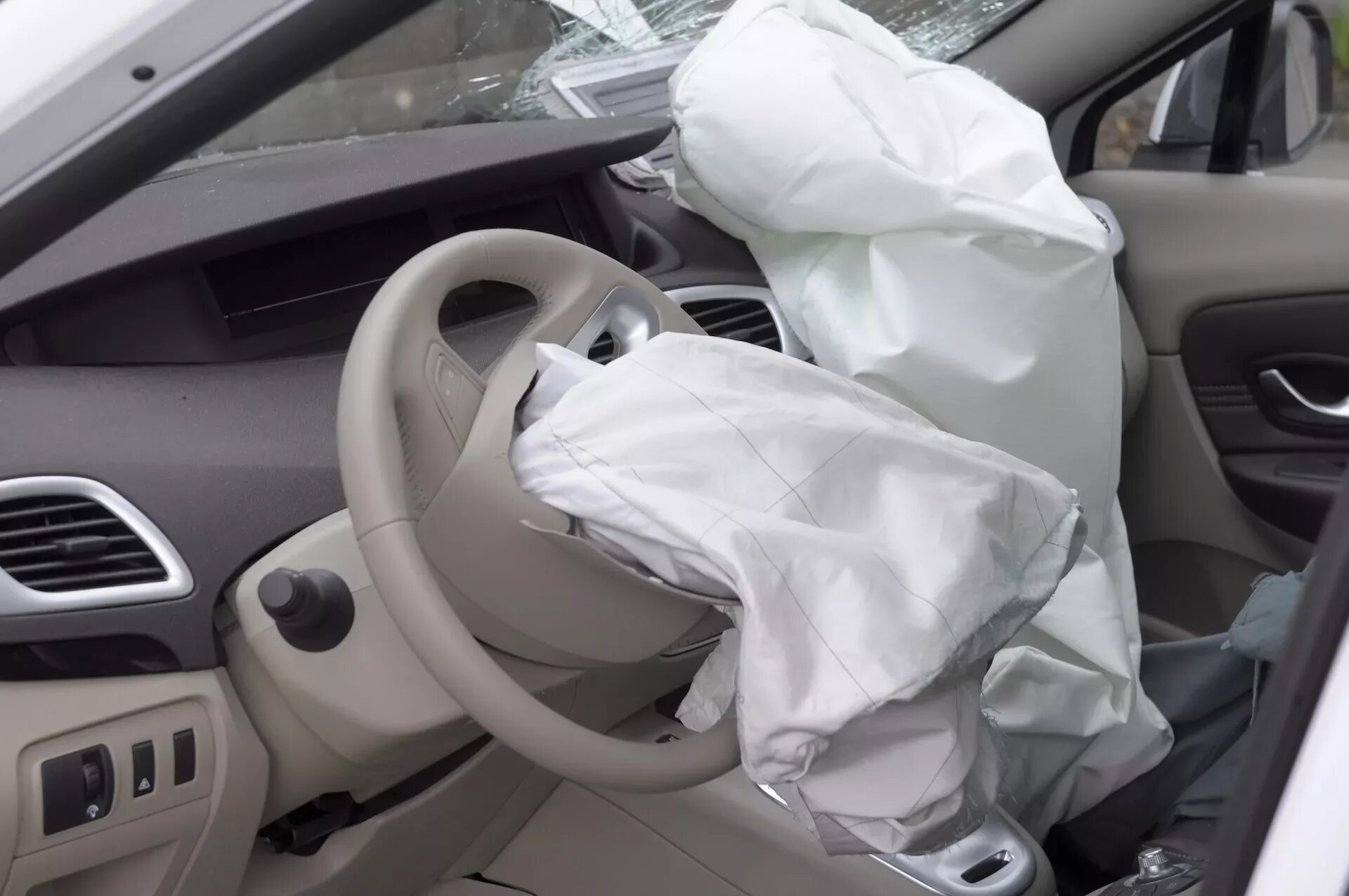SRS airbag машина. Стреляные подушки безопасности. Подушка безопасности при аварии. Срабатывание подушки безопасности пассажира.
