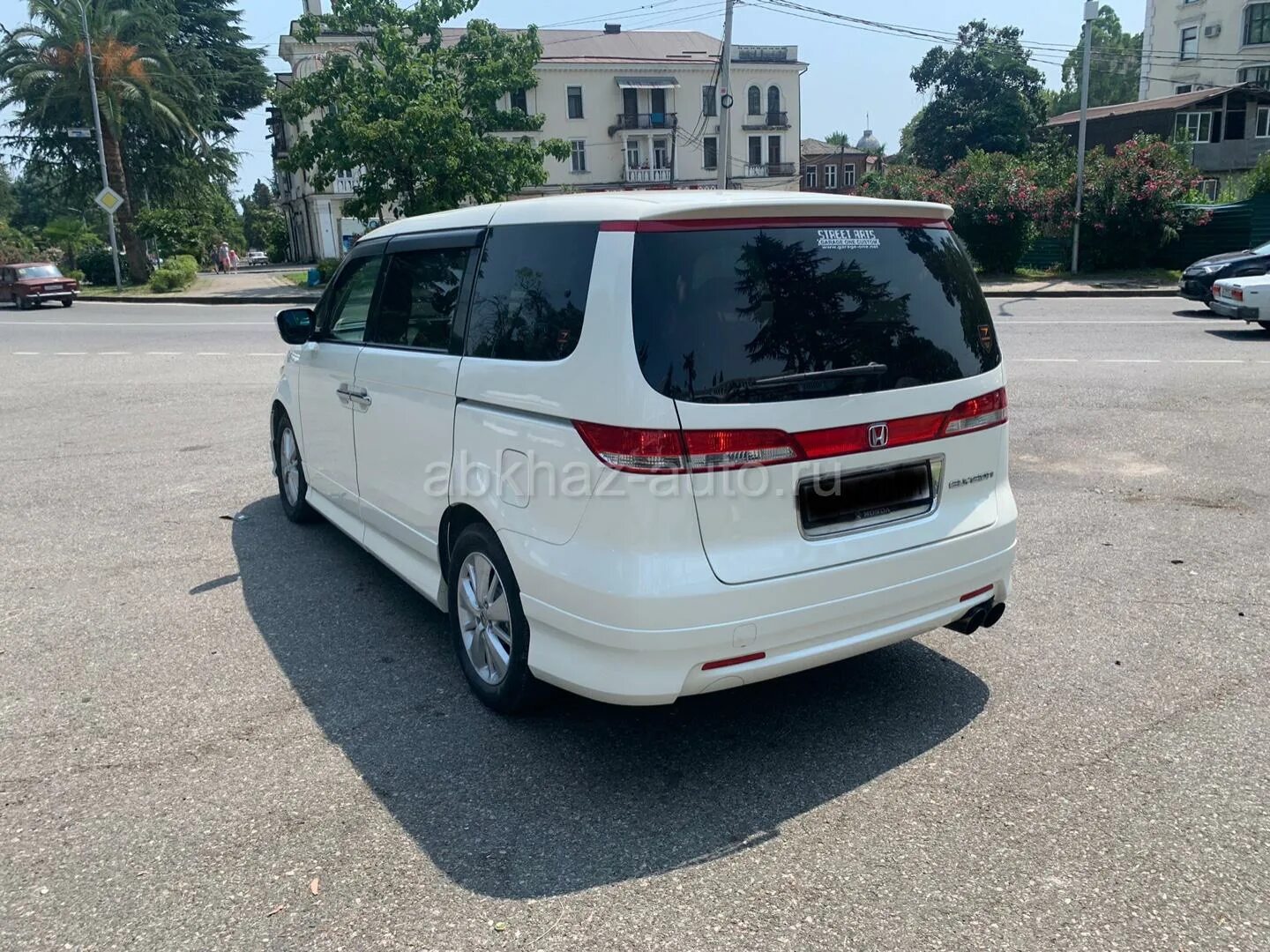 Абхаз авто минивэны 2010 год хонда. Минивэн абхазия. Сочи частные экскурсии на машине. Тойота альфард 7 мест. Экскурсионный минивэн.