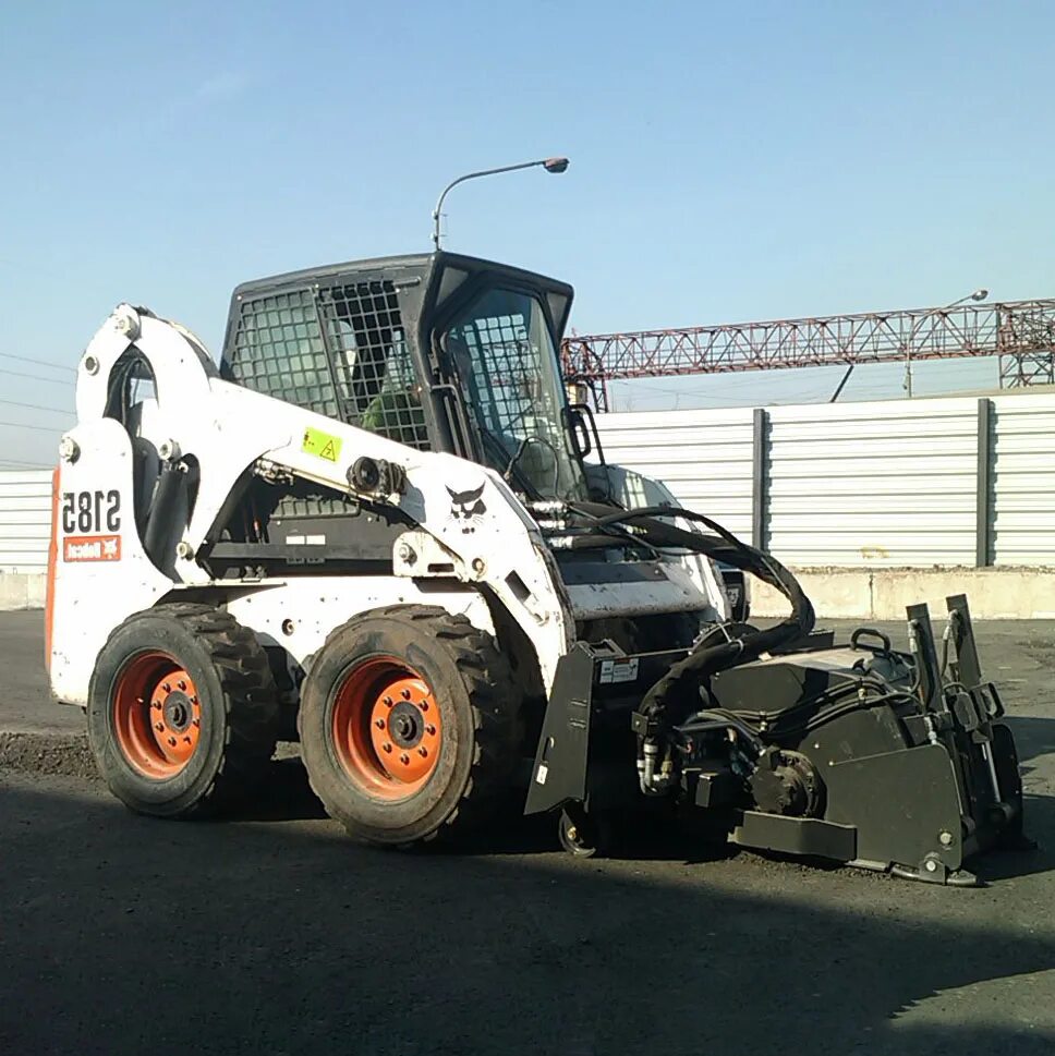 Фреза на мини погрузчик. Фреза дорожная Bobcat m7017. Дорожная фреза Bobcat для минипогрузчика. Фреза дорожная на Bobcat. Фреза дорожная "Bobcat a300".