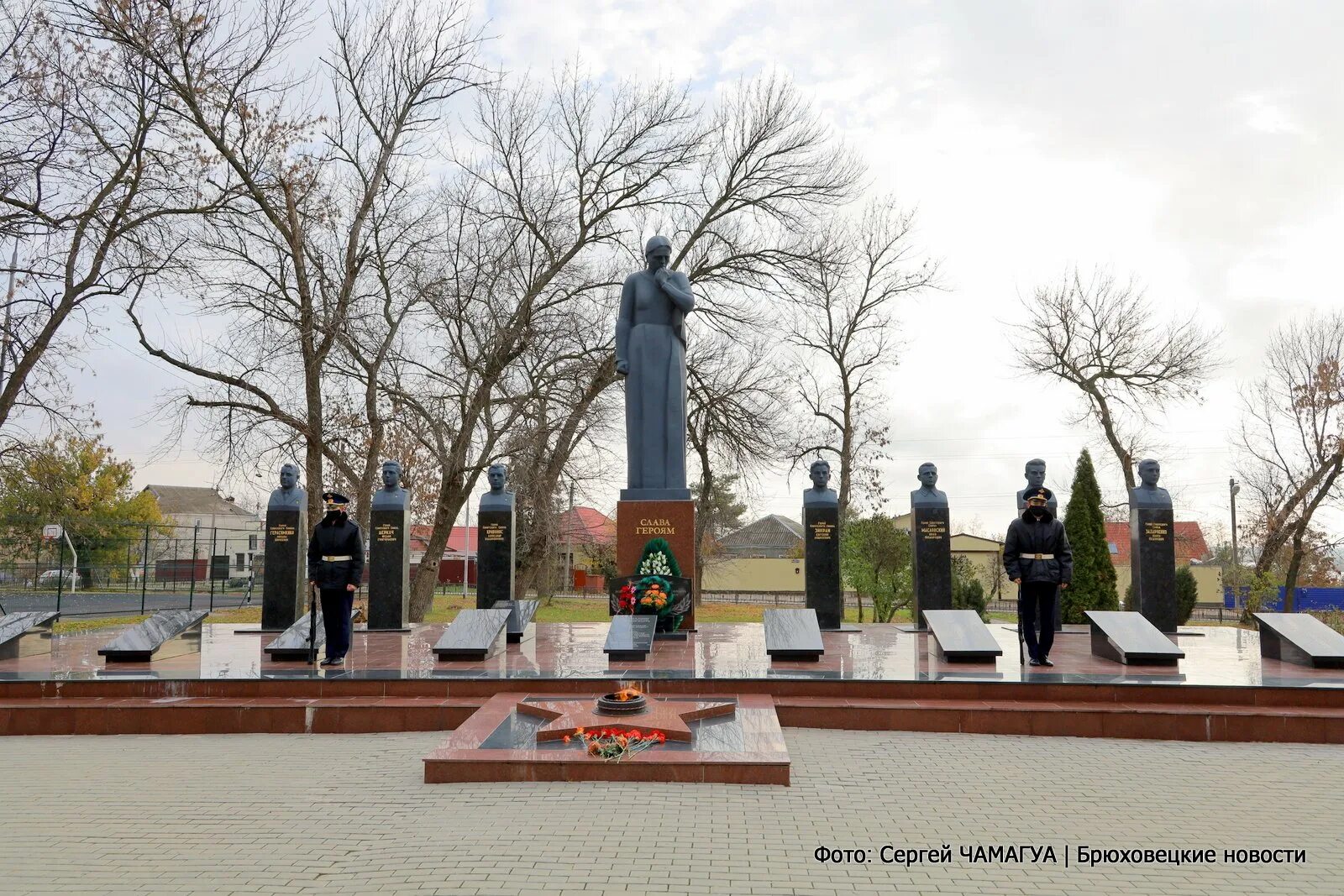 Брюховецкий район краснодарский край станицы. Памятники неизвестному солдату в Брюховецком районе. Станица Фастовецкая статуя неизвестного солдата. Брюховецкая памятник. Достопримечательности Брюховецкой.