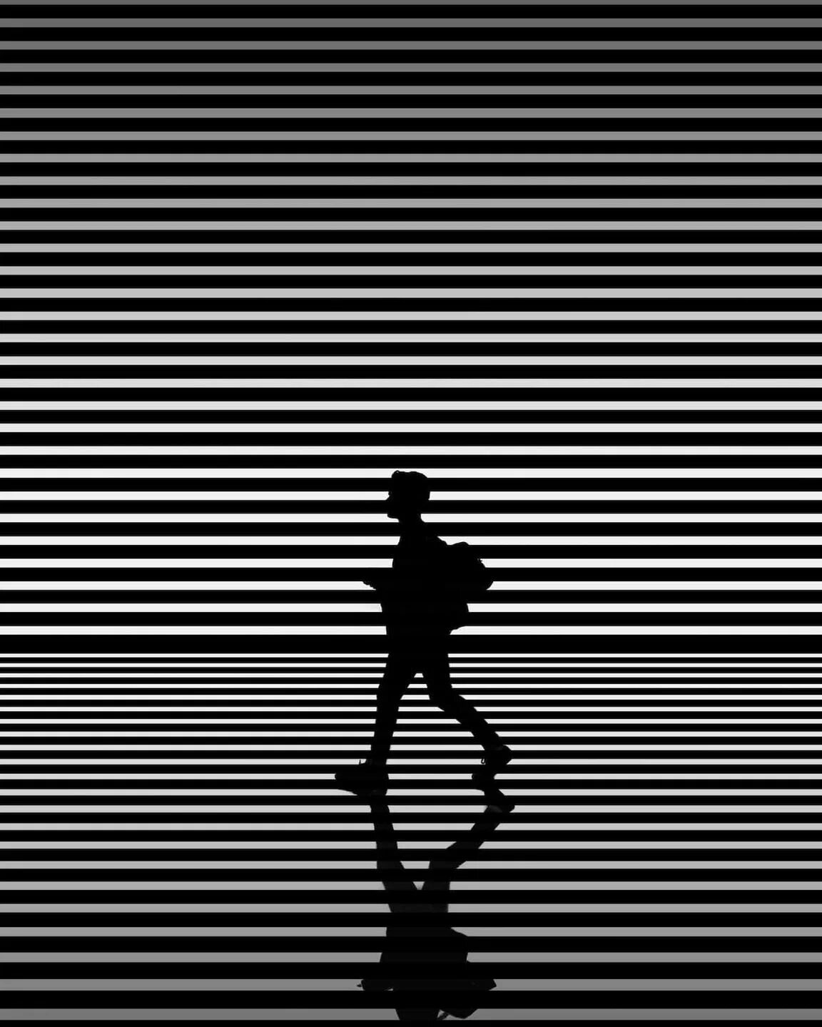 Черно белые картинки. Необычные силуэты. Размышление черно белые картинки. Черно белый человек видео. Толпа детей.