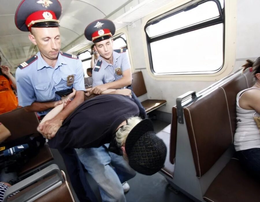 полиция на транспорте. задержание сотрудников транспортной полиции. кража в электричке. задержание сотрудника мвд. преступление полиция.