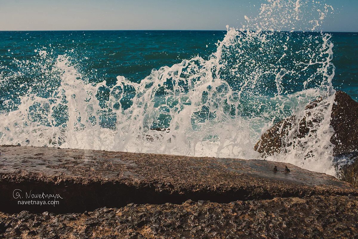 Разбилась соленая волна. Море, волны разбиваются о камень. Волна разбивается о камень. Волны и камни. Море волны фото Греция.