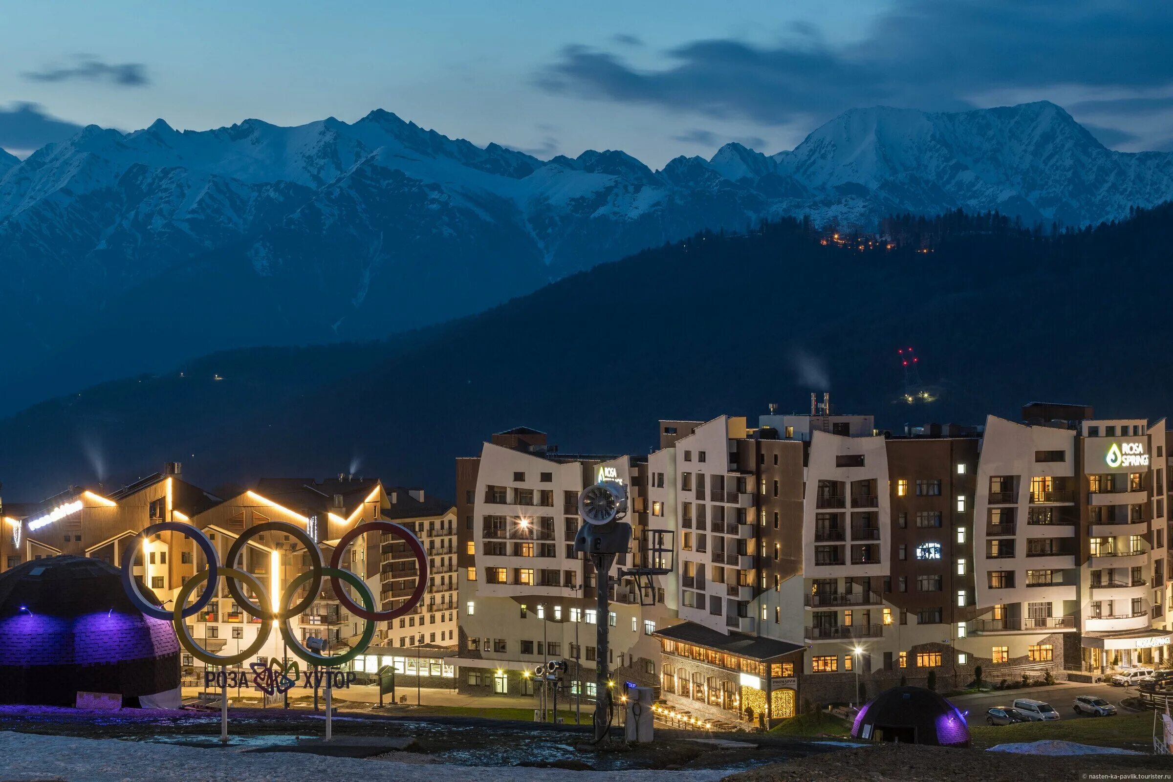 Красная поляна вечернее. Красная поляна сочи. Красная поляна сочи. Красная поляна горнолыжный курорт. Набережная красная поляна сочи.